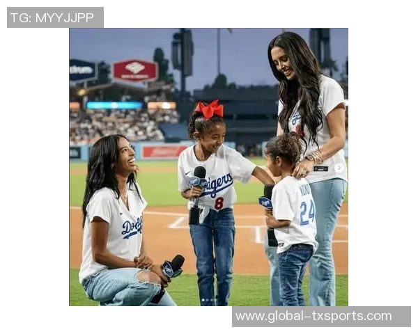 瓦妮莎携子女与坎迪斯帕克共赏道奇队晋级世界大赛精彩瞬间